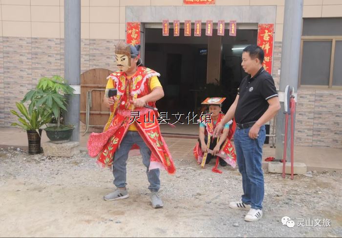 跳嶺頭（靈山跳嶺頭）傳承人鄒海（黑色衣服）