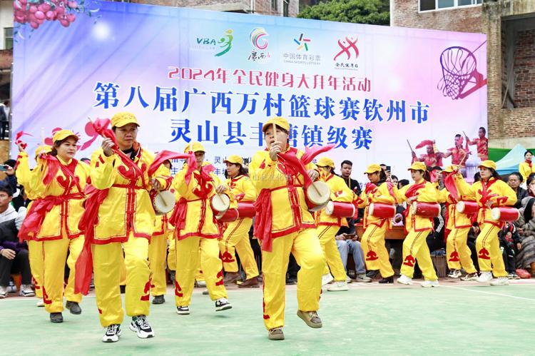 正月十三，又是一年豐塘炮期，恰逢廣西萬村籃球賽欽州市靈山縣豐塘鎮(zhèn)級賽總決賽。當傳統(tǒng)文化遇上競技體育，吸引了上萬名群眾參與，現(xiàn)場人山人海，熱鬧非凡，洋溢著濃濃的年味。